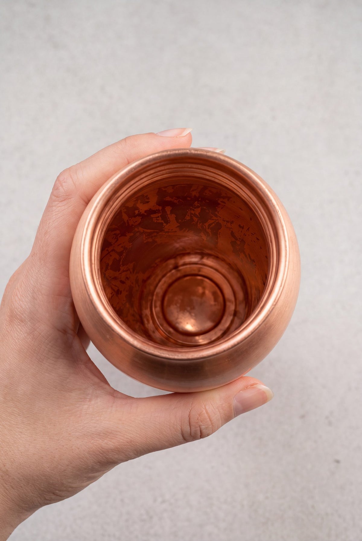 Des taches sombres dans ta bouteille en cuivre : normal et sans risque ?
