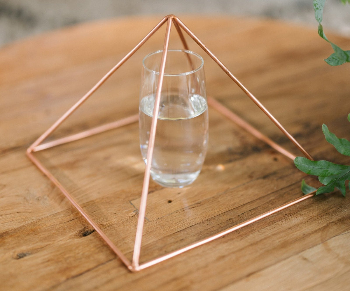 Comment utiliser une pyramide en cuivre ? Placement, orientation et rituel