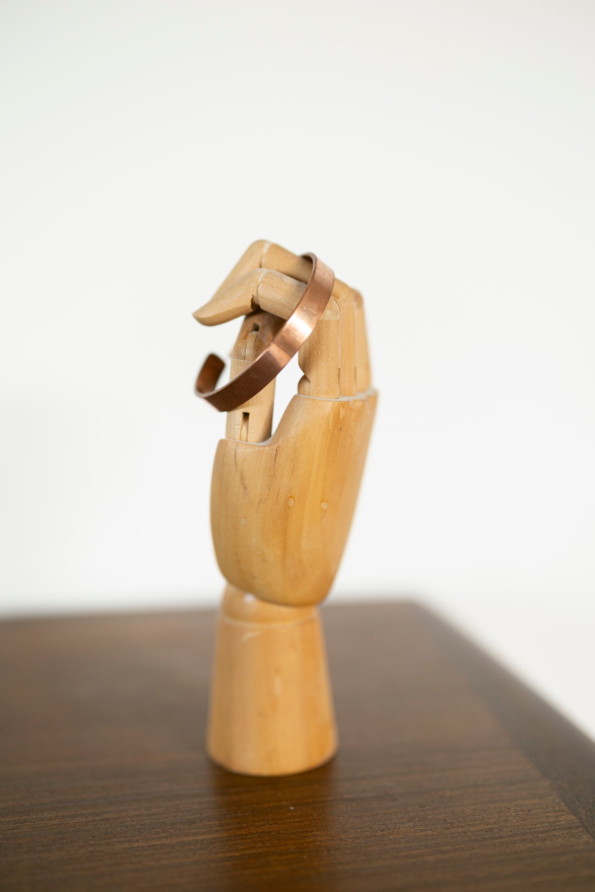 Kopero Premium Bracelet en Cuivre Lisse, manchette en cuivre lisse sur main à bijoux en bois