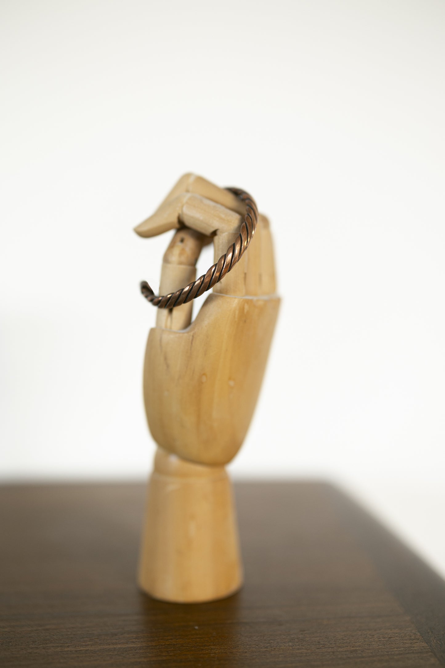 Kopero Premium Bracelet en Cuivre Torsadé, manchette en cuivre torsadée sur main à bijoux en bois