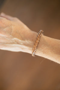 Kopero Premium Bracelet en Cuivre Torsadé, photo détaillée du fil de cuivre torsadé au poignet