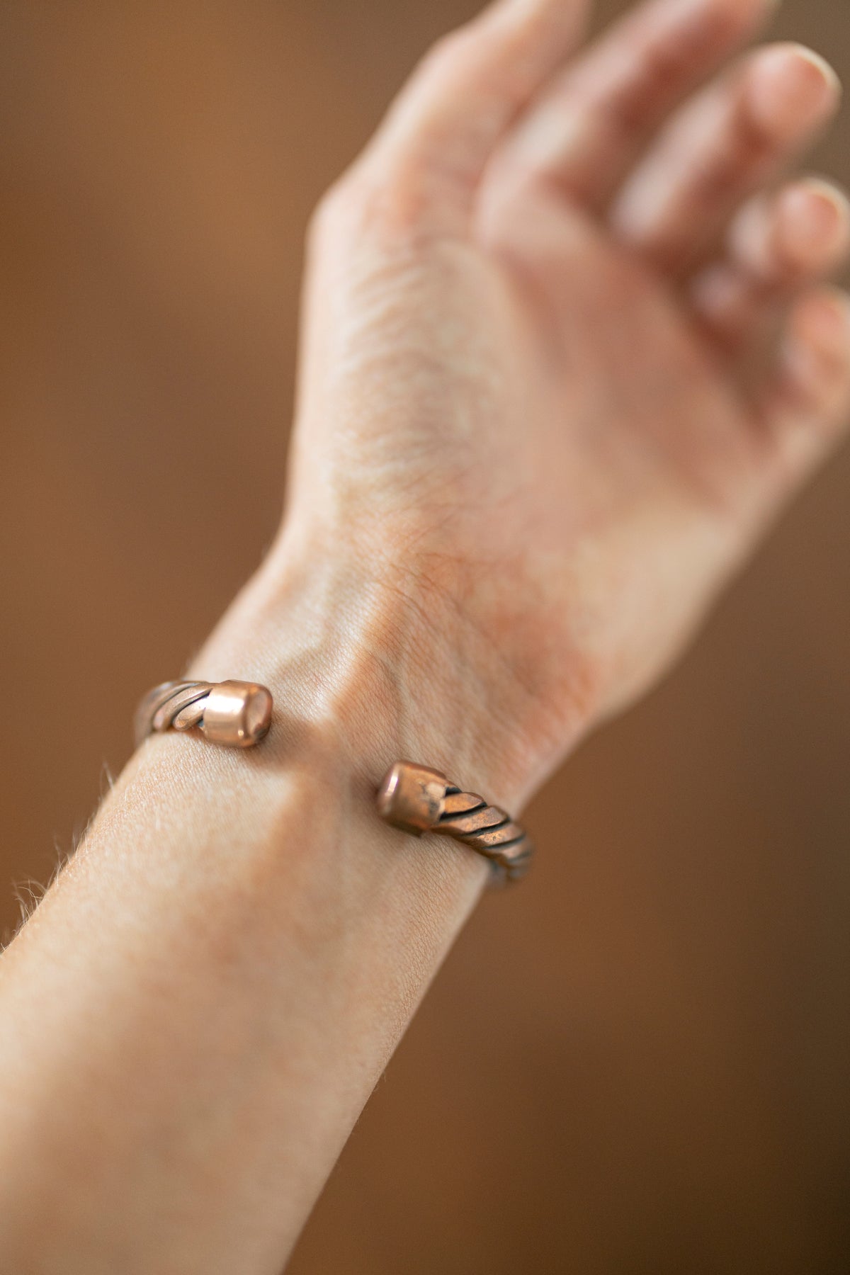 Kopero Premium Bracelet en Cuivre Torsadé, gros plan sur les extrémités ouvertes du bracelet