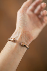 Kopero Premium Bracelet en Cuivre Torsadé, gros plan sur les extrémités ouvertes du bracelet