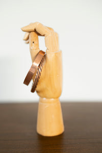 Kopero Premium Bracelets en Cuivre Torsadé et Lisse, vue de côté sur main à bijoux en bois