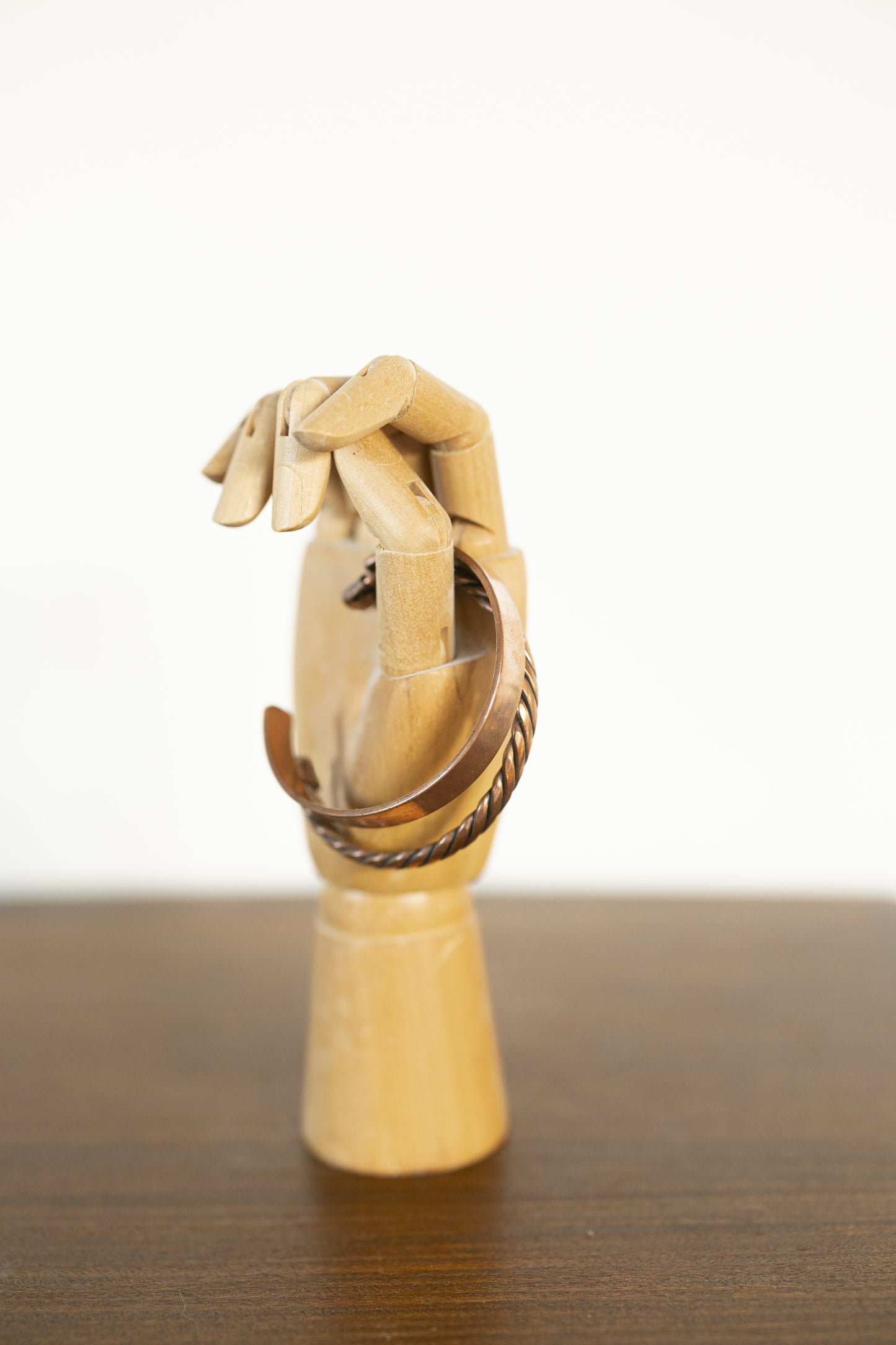 Kopero Premium Bracelets en Cuivre Torsadé et Lisse au poignet de la main à bijoux en bois