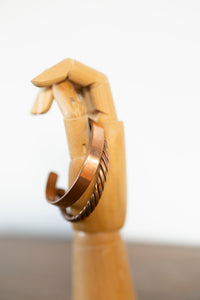 Kopero Premium Bracelets en Cuivre Torsadé et Lisse, photo détaillée des deux manchettes ensemble