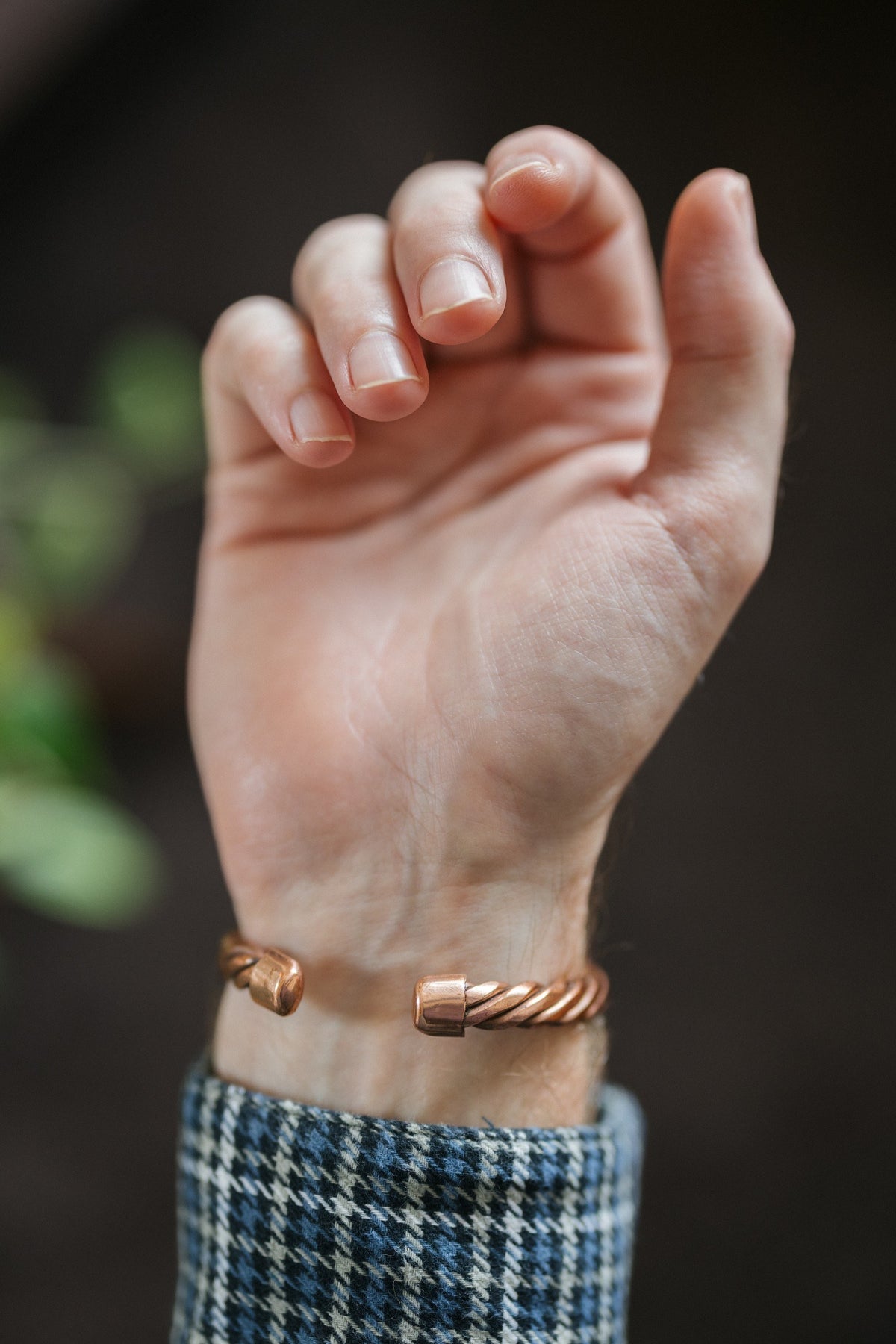 Kopero Bracelet en cuivre Torsadé, au poignet, avec les extrémités du fil torsadé visibles