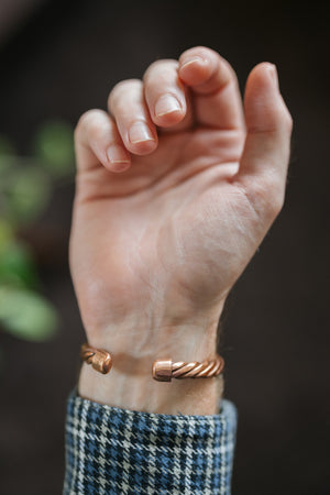 Kopero Bracelet en cuivre Torsadé, au poignet, avec les extrémités du fil torsadé visibles