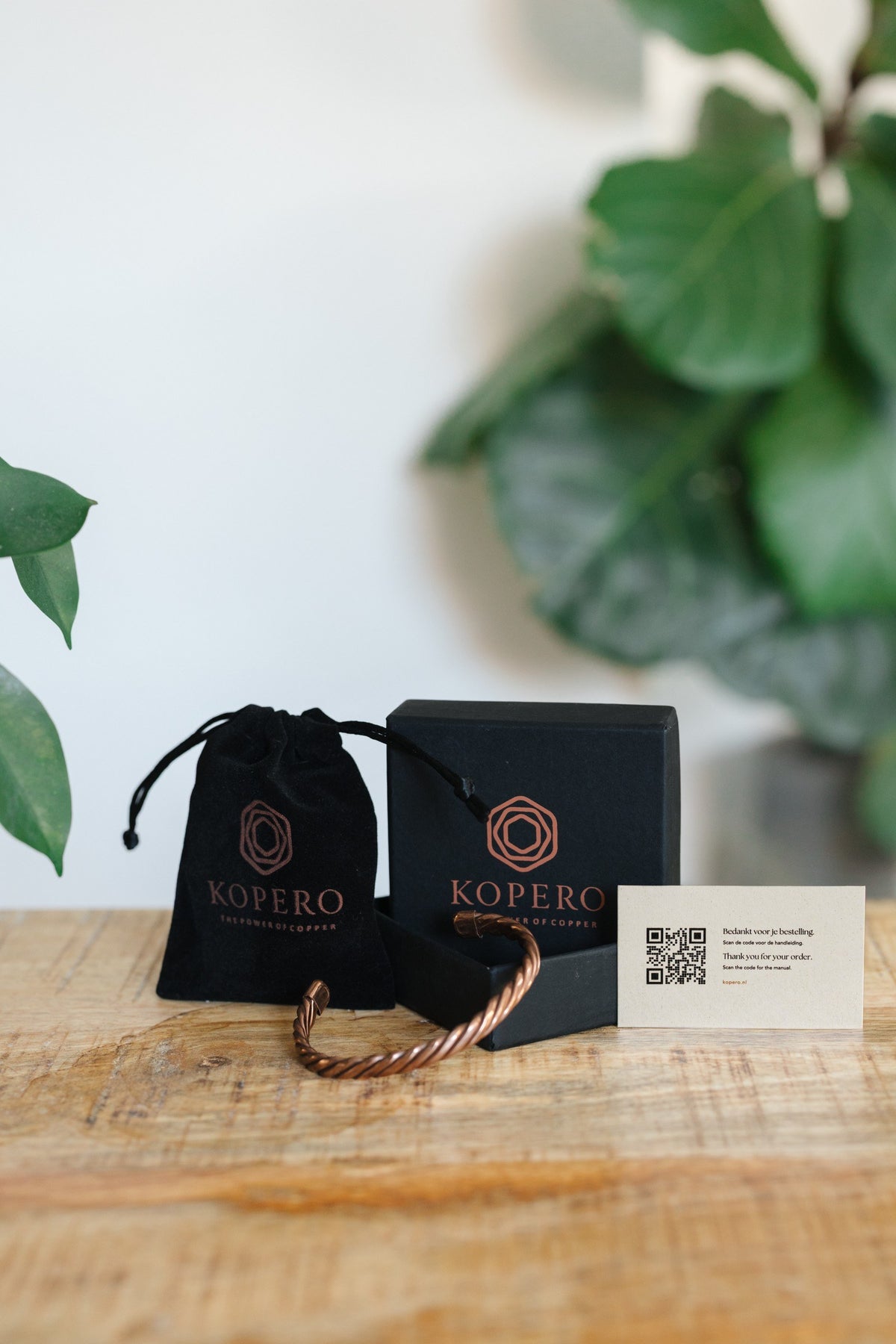Kopero Bracelet en cuivre Torsadé, avec la petite boîte noire, la pochette en velours et la carte de remerciement