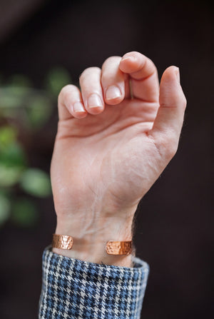 Kopero Bracelet en cuivre Martelé, au poignet, avec la main ouverte et les extrémités du bracelet visibles