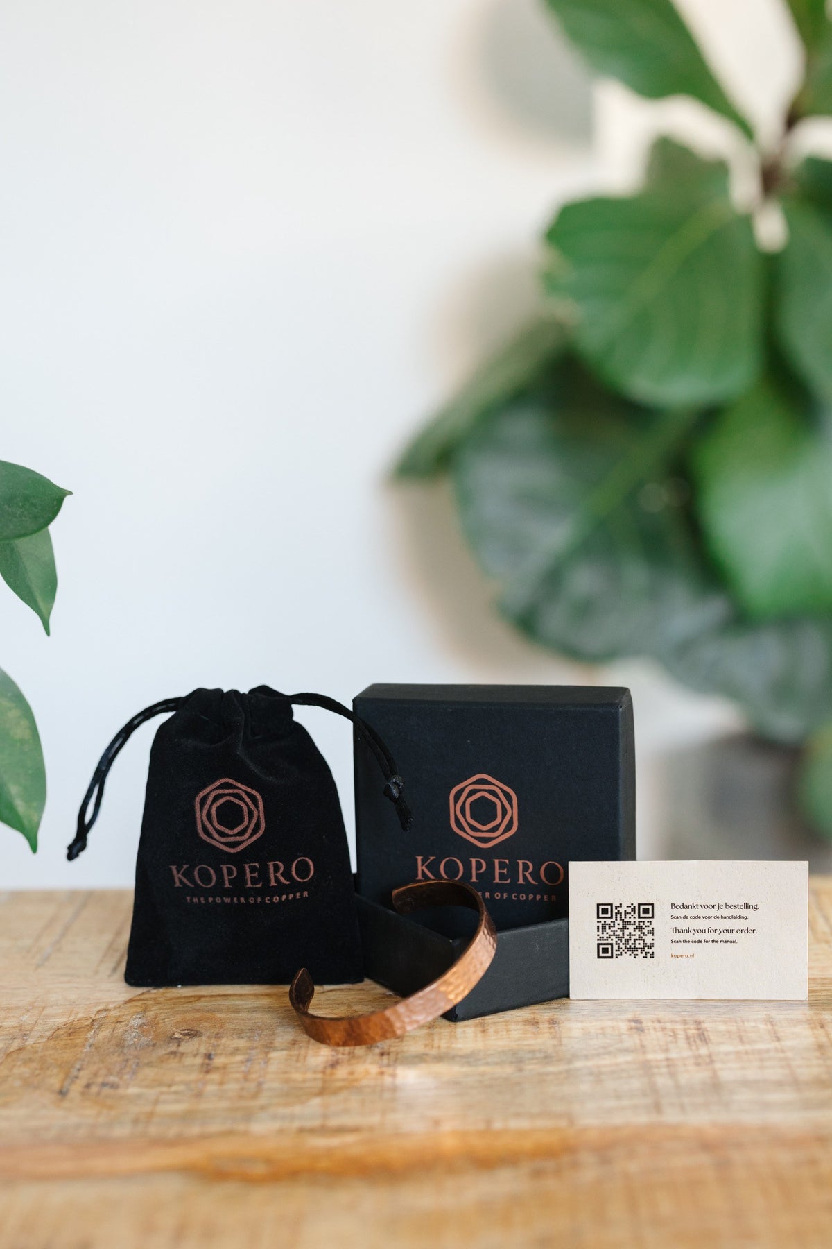 Kopero Bracelet en cuivre Martelé, avec la petite boîte noire, la pochette en velours et la carte de remerciement