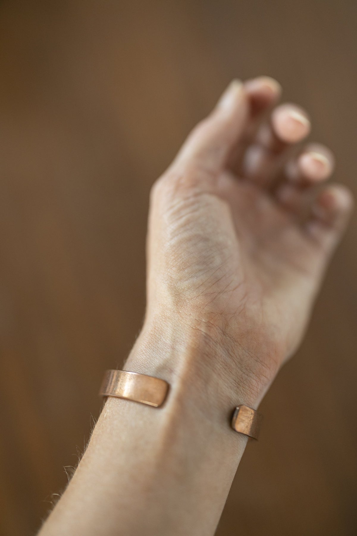 Bracelet en cuivre Kopero Lisse, photo détaillée des extrémités ouvertes de la manchette
