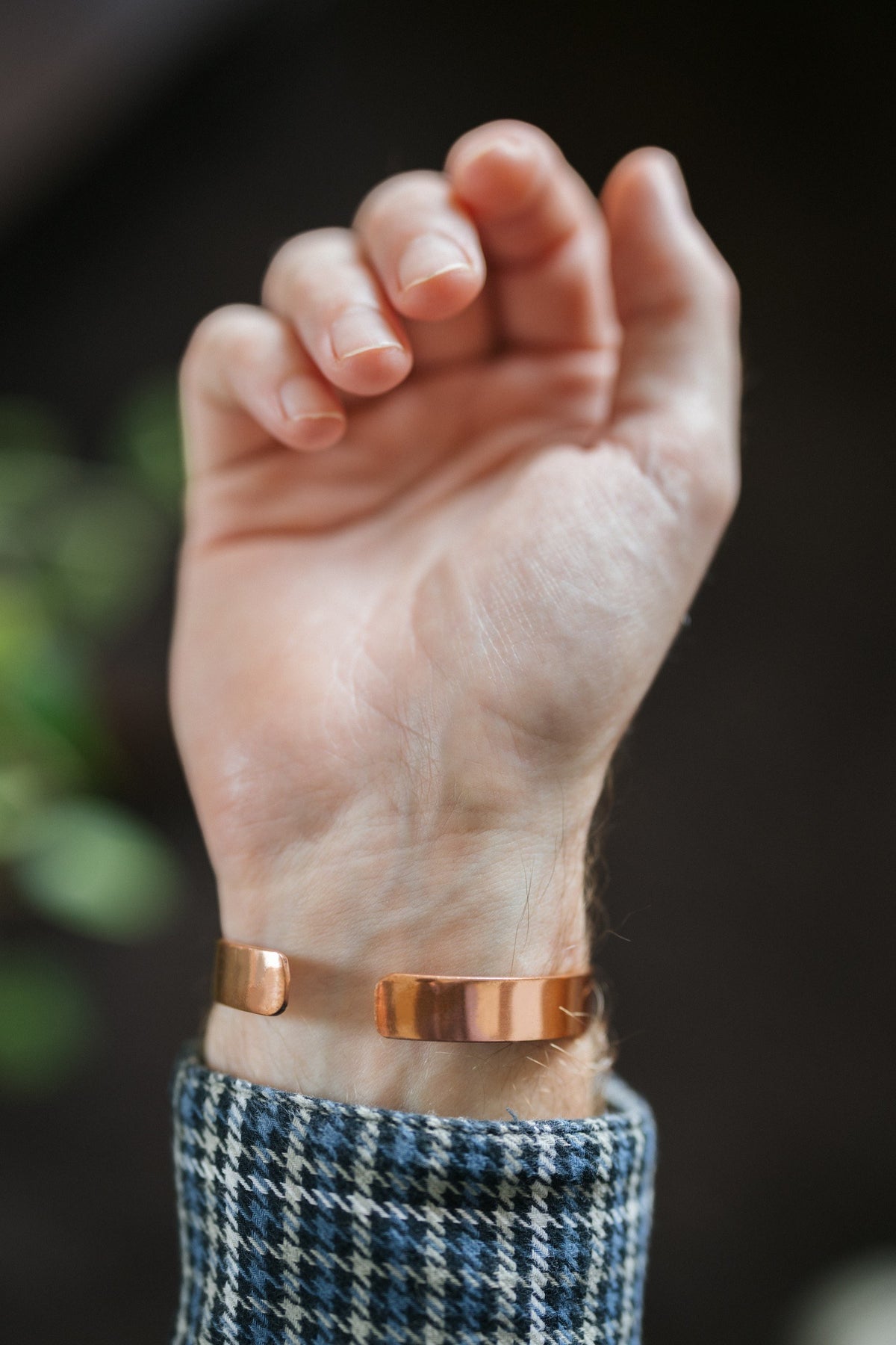 Kopero Bracelet en cuivre Lisse, au poignet, avec la main ouverte et les extrémités du bracelet visibles