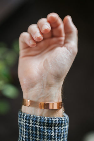 Kopero Bracelet en cuivre Lisse, au poignet, avec la main ouverte et les extrémités du bracelet visibles