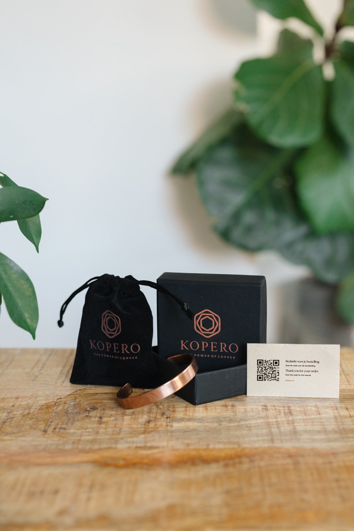 Kopero Bracelet en cuivre Lisse, avec la petite boîte noire, la pochette en velours et la carte de remerciement