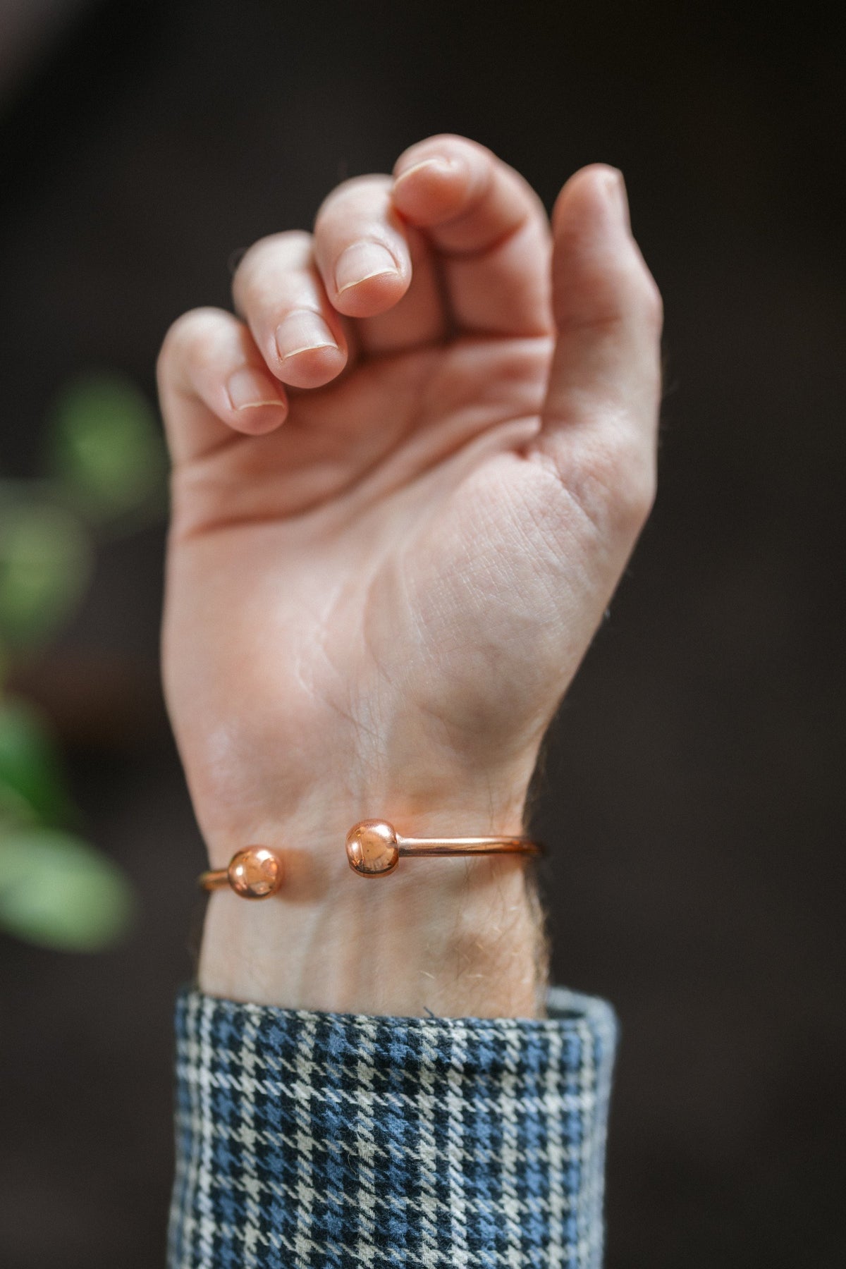 Kopero Bracelet en cuivre Rond, au poignet, avec les deux petites boules aux extrémités visibles