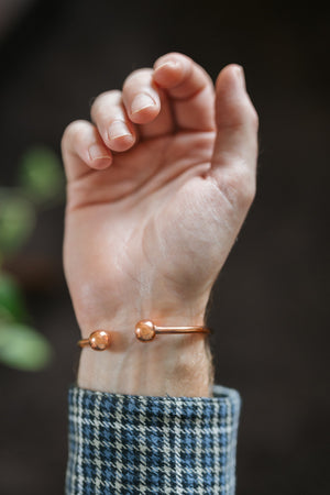 Kopero Bracelet en cuivre Rond, au poignet, avec les deux petites boules aux extrémités visibles