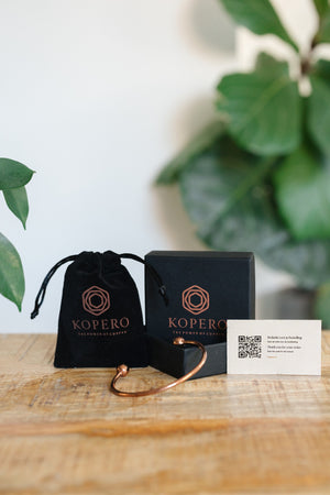 Kopero Bracelet en cuivre Rond, avec la petite boîte noire, la pochette en velours et la carte de remerciement
