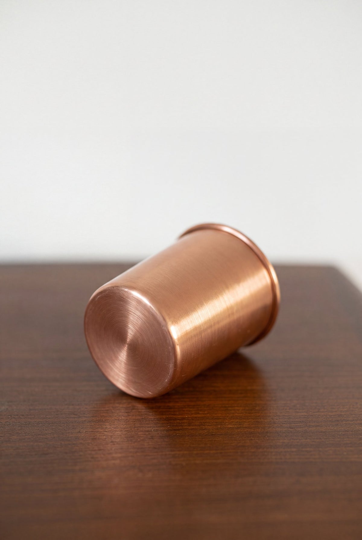 Gobelet en cuivre Kopero Lisse posé sur une table en bois