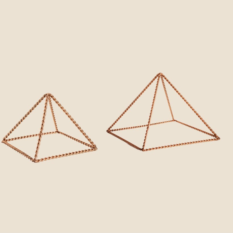 Pyramide énergisante en cuivre torsadé