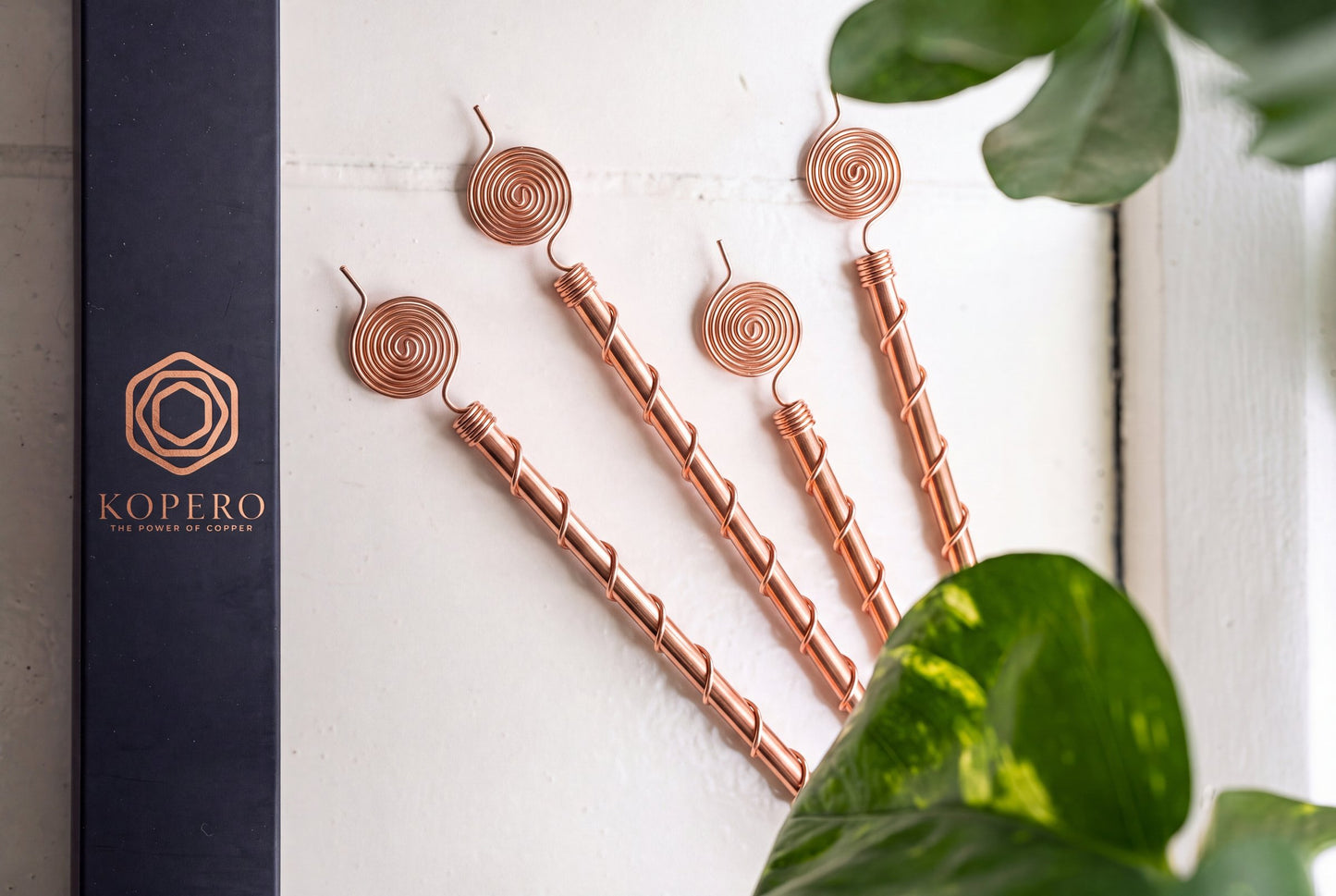 Quatre antennes d'électroculture en cuivre Kopero de 30 cm avec leur emballage, vues de dessus