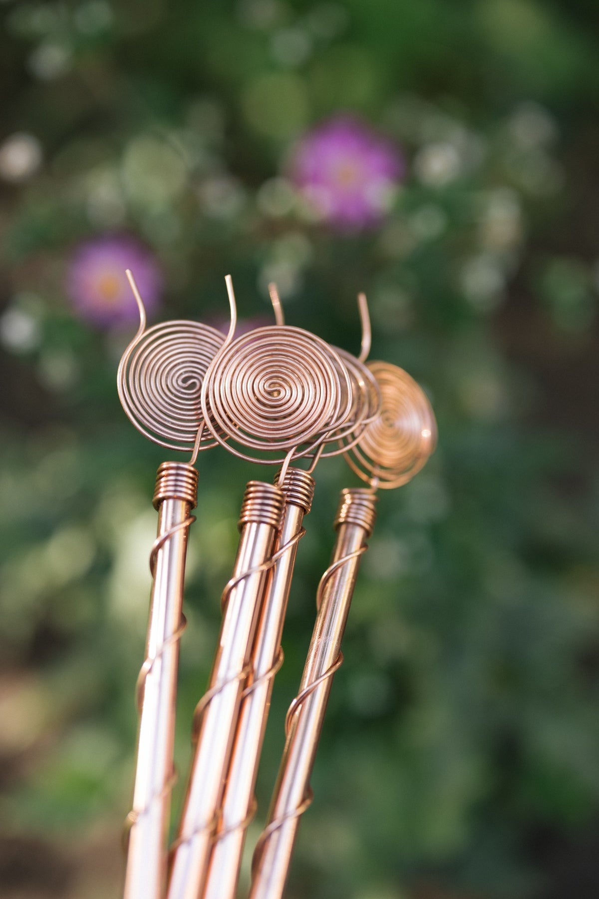 Kopero Électroculture 60 cm, gros plan sur les spirales en cuivre dans le jardin