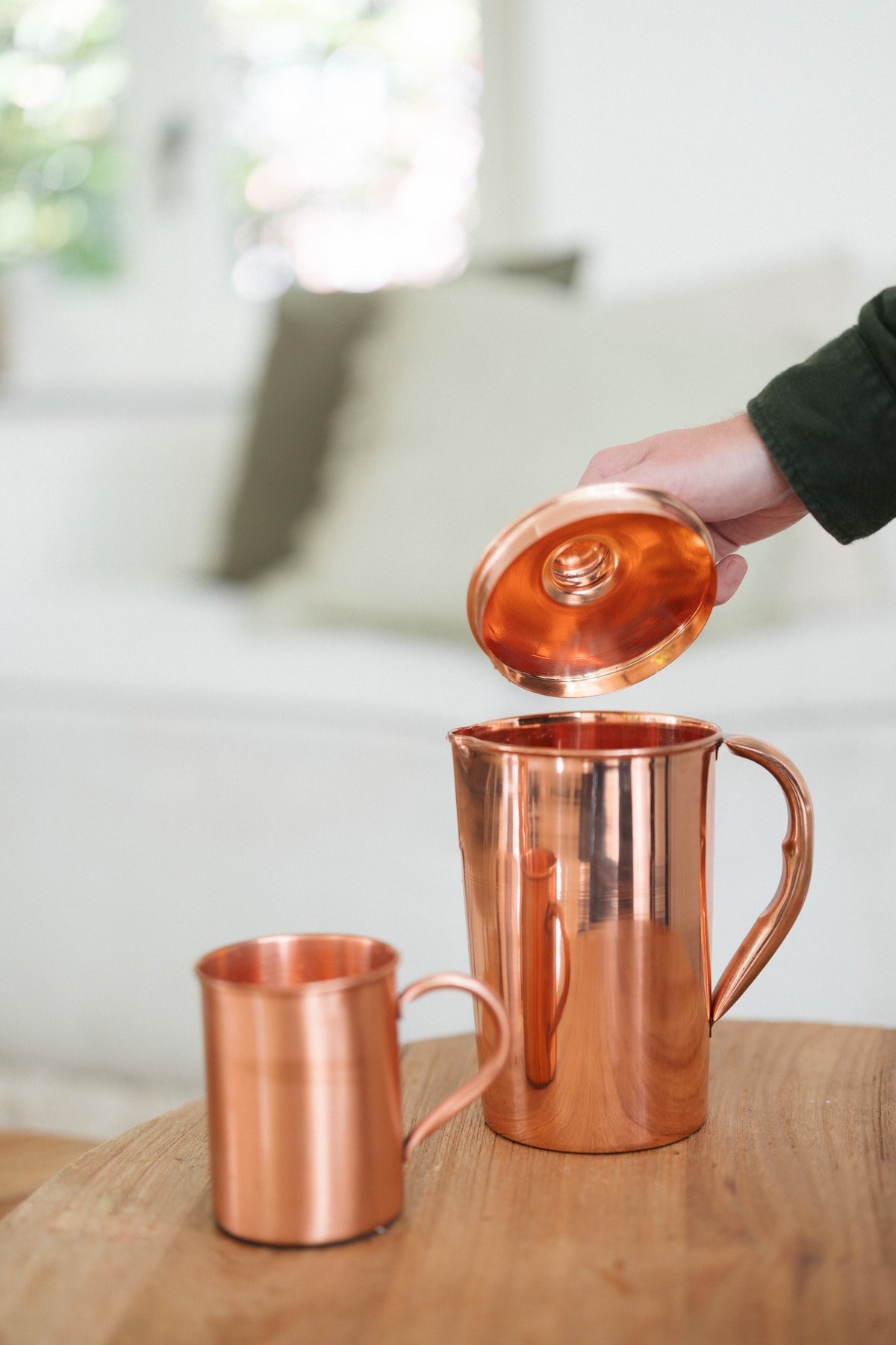 Kopero Cruche en cuivre Lisse, pendant que le couvercle est soulevé, avec un mug à côté