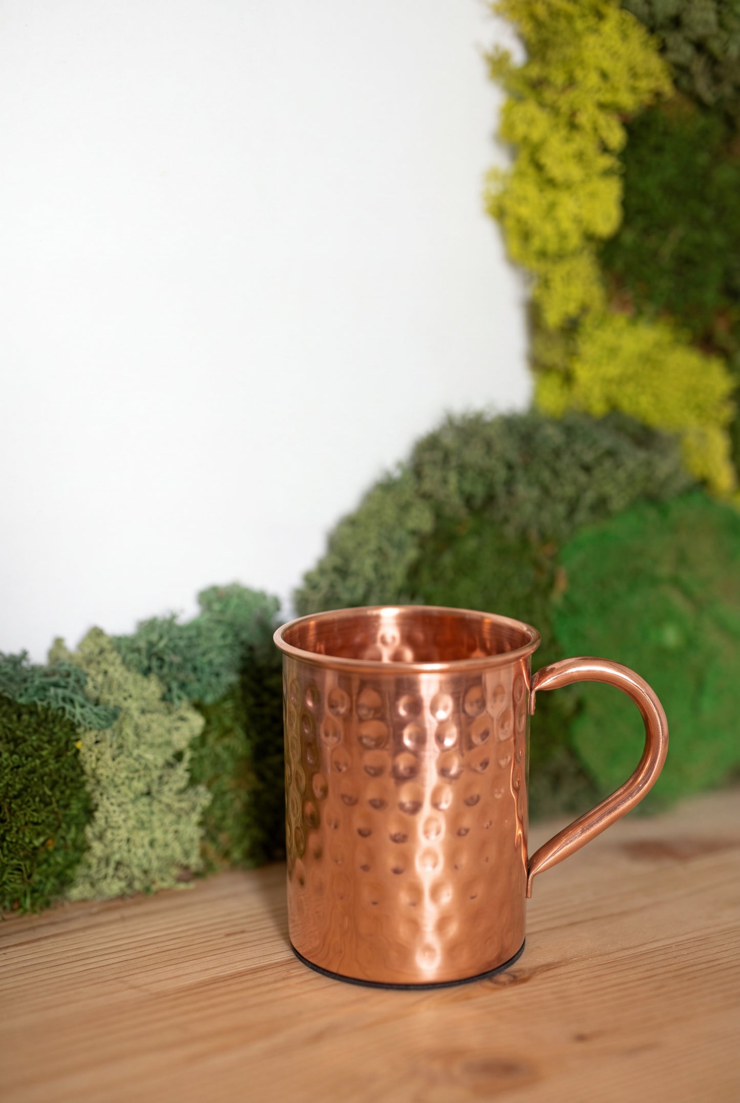 Mug en cuivre Kopero Premium Martelé, 400 ml, 100% cuivre pur, parmi une décoration de mousse