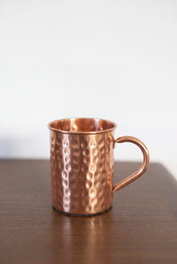 Mug en cuivre Kopero Premium Martelé, 400 ml, 100% cuivre pur, gros plan sur table en bois
