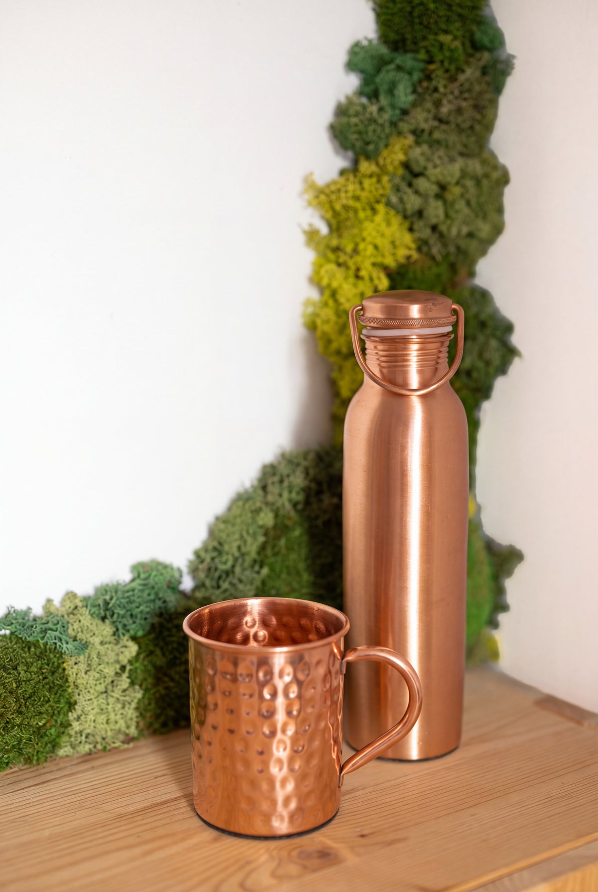 Mug en cuivre Kopero Premium Martelé à côté d'une gourde en cuivre de la collection Kopero