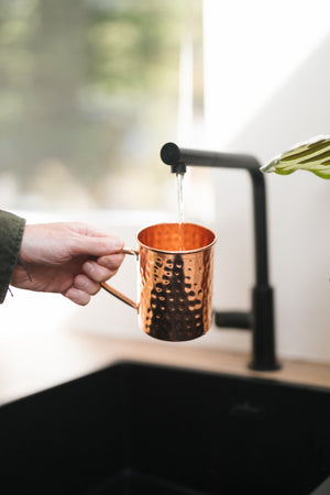 Kopero Mug en cuivre Martelé, dans une main sous le robinet