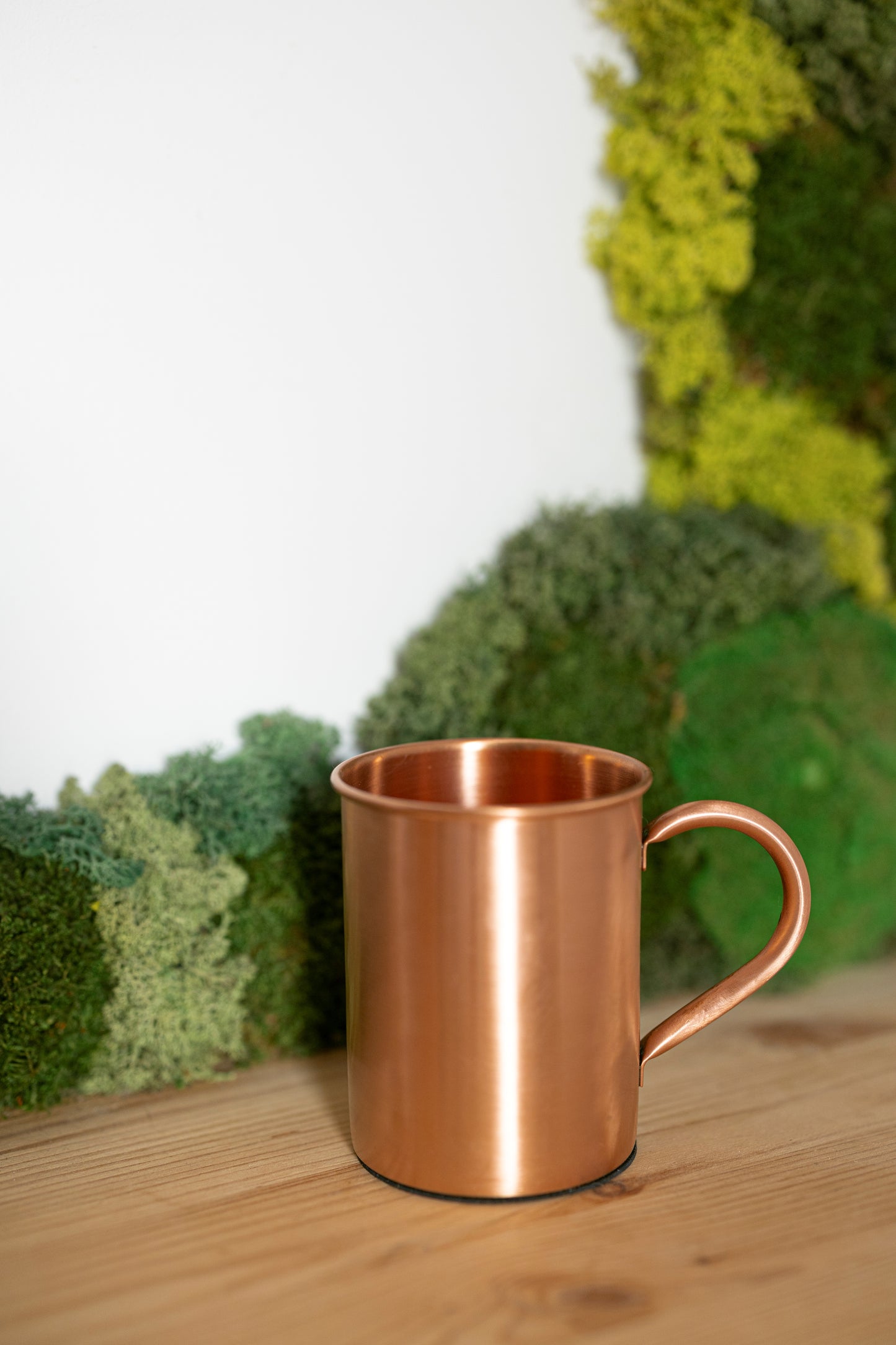 Mug en cuivre Kopero Premium Lisse, 400 ml, 100% cuivre pur, parmi une décoration de mousse