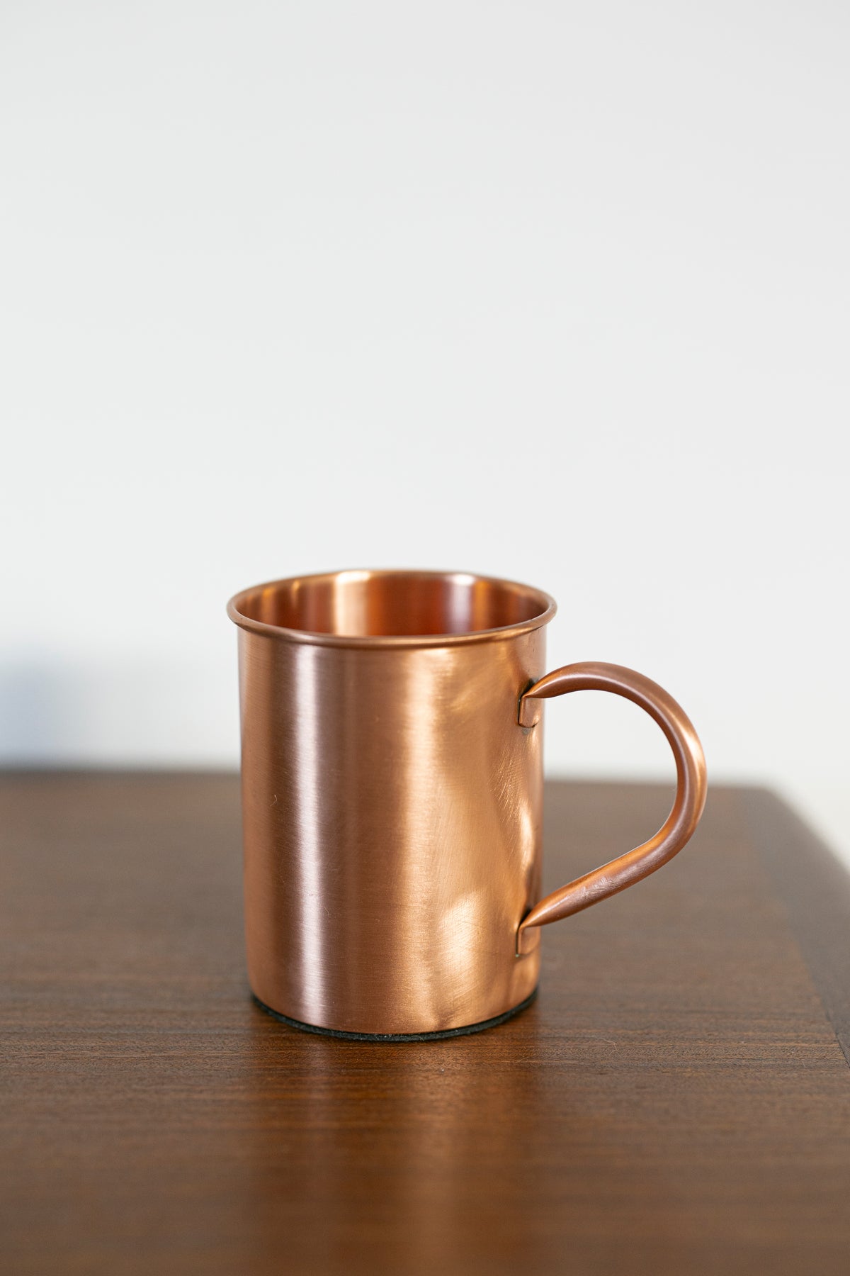 Mug en cuivre Kopero Premium Lisse, 400 ml, 100% cuivre pur, gros plan sur table en bois