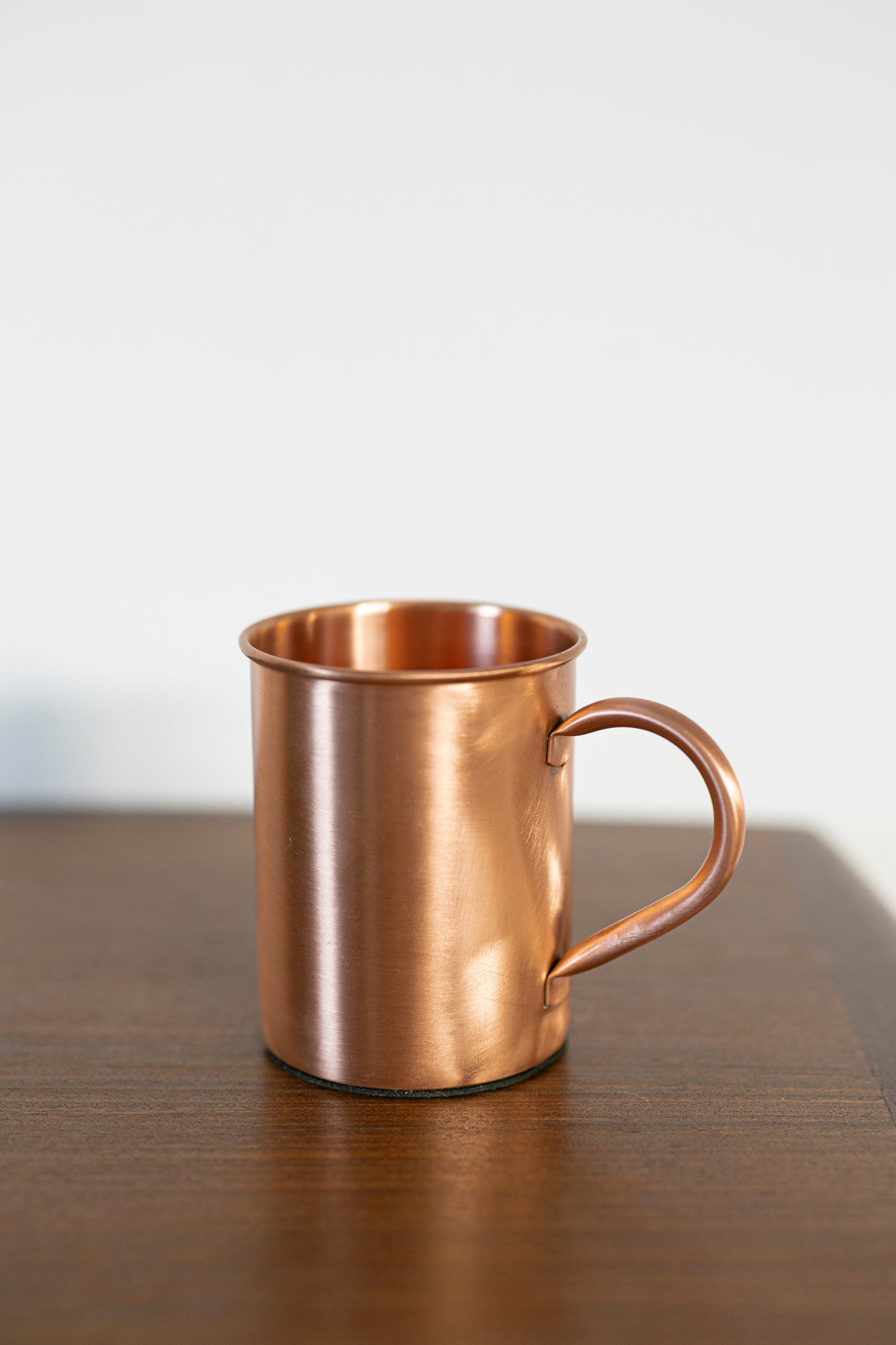 Mug en cuivre Kopero Premium Lisse, 400 ml, 100% cuivre pur, gros plan sur table en bois