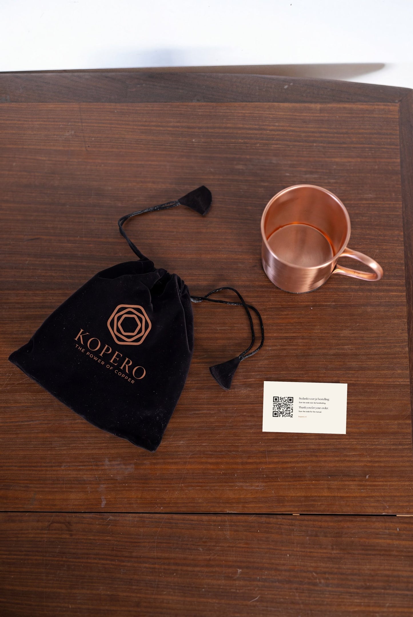Mug en cuivre Kopero Lisse vu de dessus avec pochette en velours et carte de remerciement