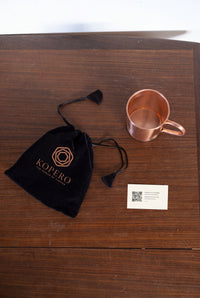 Mug en cuivre Kopero Lisse vu de dessus avec pochette en velours et carte de remerciement