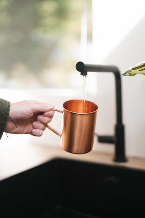 Kopero Mug en cuivre Lisse, dans une main sous le robinet