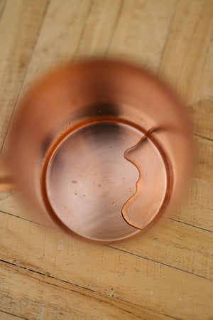 Kopero Mug en cuivre Lisse, vu du dessus : l'intérieur du mug sur une table en bois