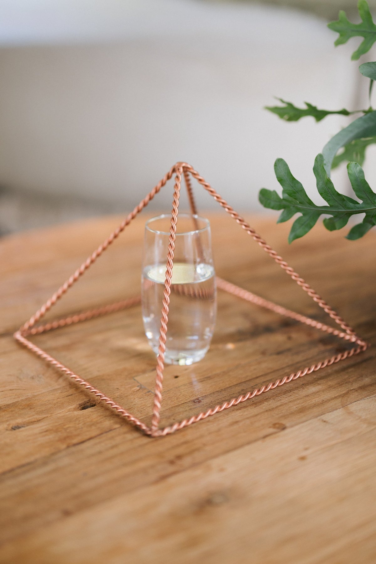 Kopero Pyramide énergisante en cuivre torsadé Grande (23,56 cm), avec un verre d'eau dessous
