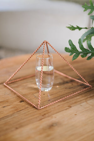 Kopero Pyramide énergisante en cuivre torsadé Grande (23,56 cm), avec un verre d'eau dessous