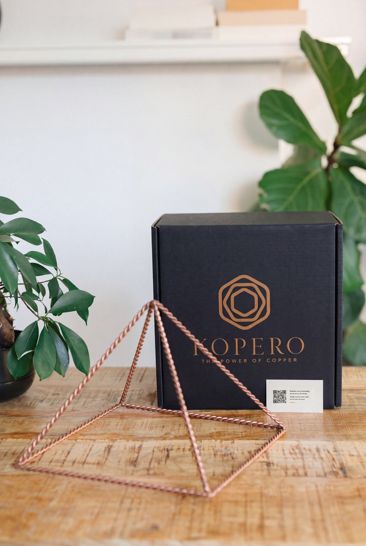 Kopero Pyramide énergisante en cuivre torsadé Grande (23,56 cm), avec la boîte Kopero noire et la carte de remerciement