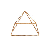 Pyramide énergisante en cuivre torsadé Kopero Petite (14,56 cm) en fil de cuivre torsadé, photo produit sur fond blanc