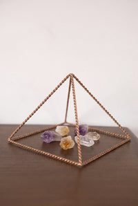 Pyramide énergisante en cuivre torsadé Kopero Petite (14,56 cm) au-dessus d'améthyste et de citrine
