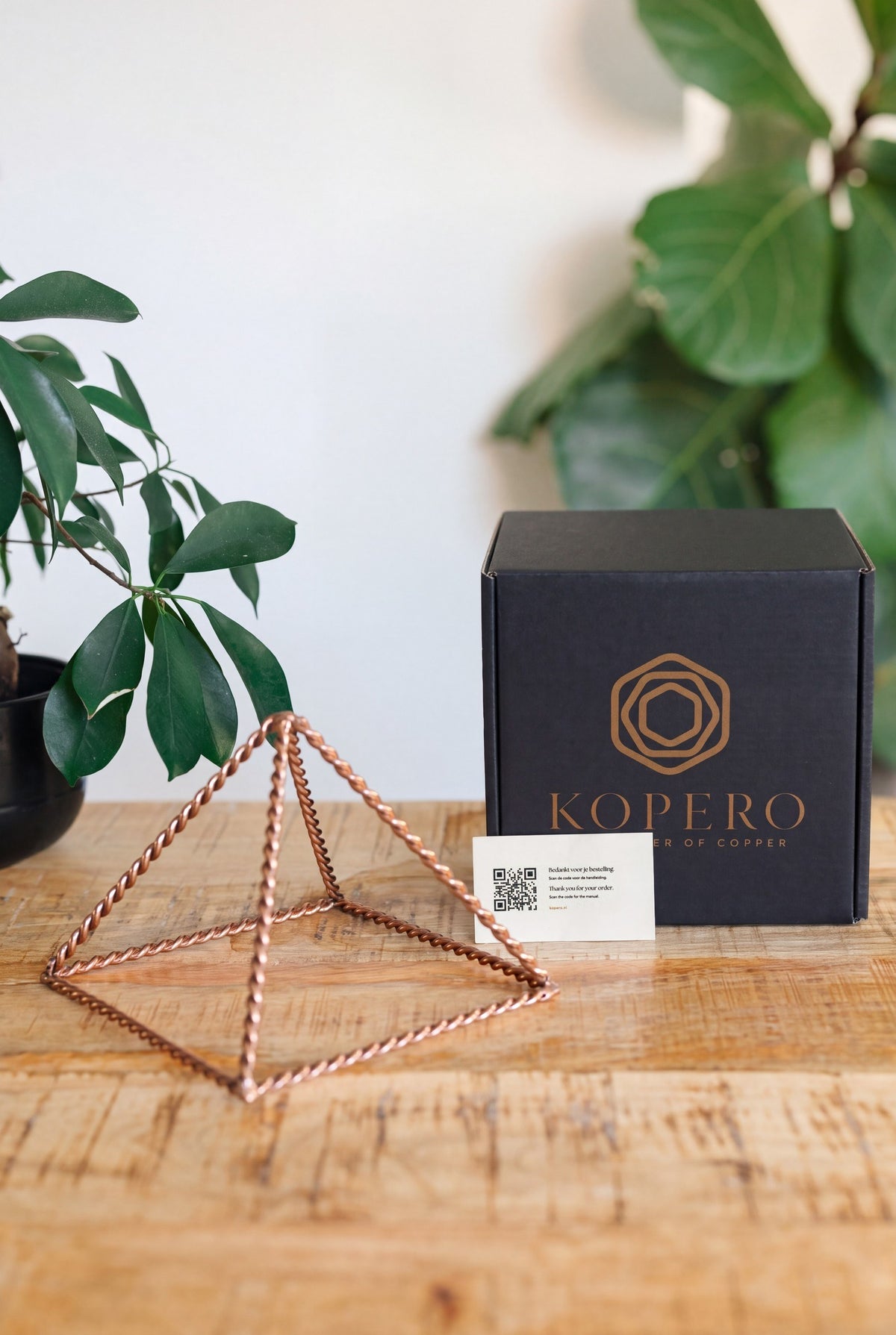Kopero Pyramide énergisante en cuivre torsadé Petite (14,56 cm), avec la boîte Kopero noire et la carte de remerciement