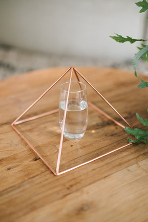 Kopero Pyramide énergisante en cuivre lisse Grande (23,56 cm), avec un verre d'eau dessous