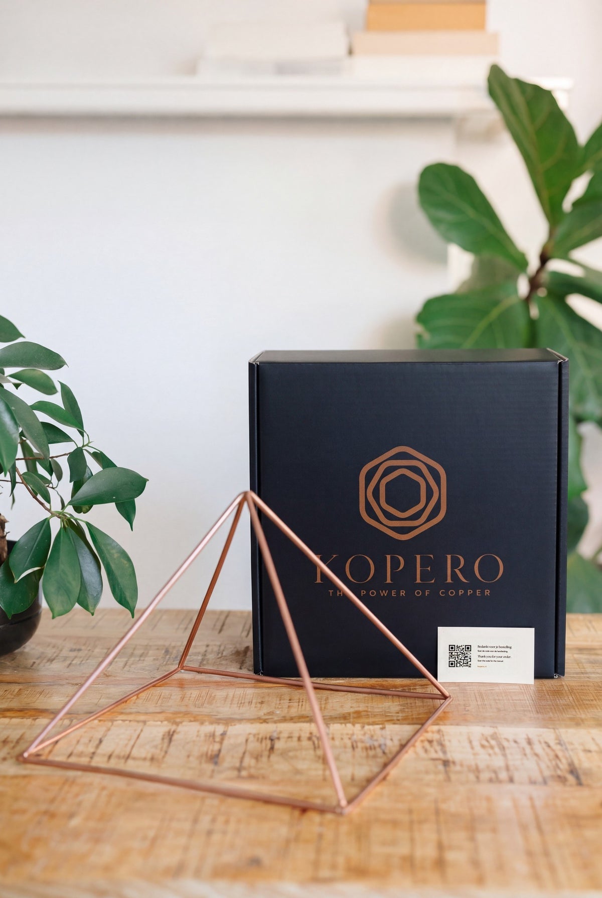 Kopero Pyramide énergisante en cuivre lisse Grande (23,56 cm), avec la boîte Kopero noire et la carte de remerciement