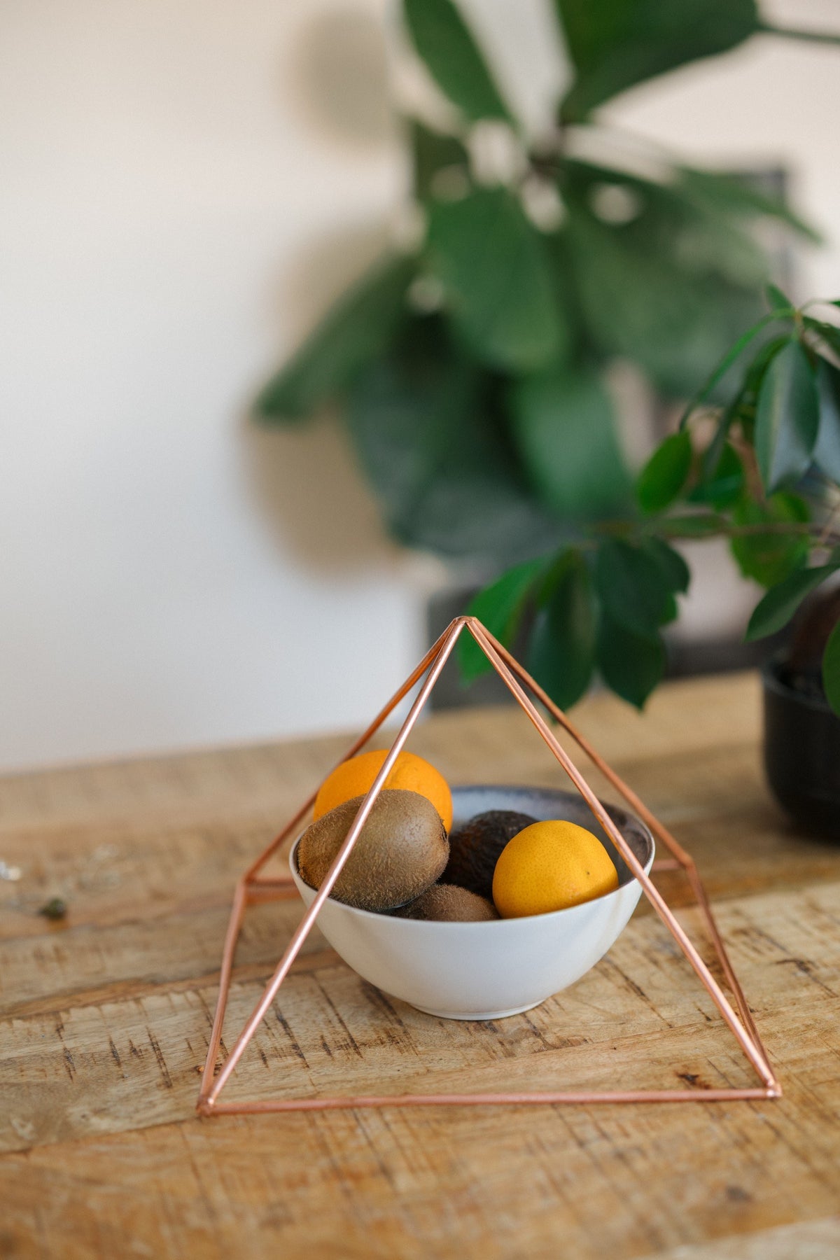 Kopero Pyramide énergisante en cuivre lisse Grande (23,56 cm), avec un saladier de fruits dessous