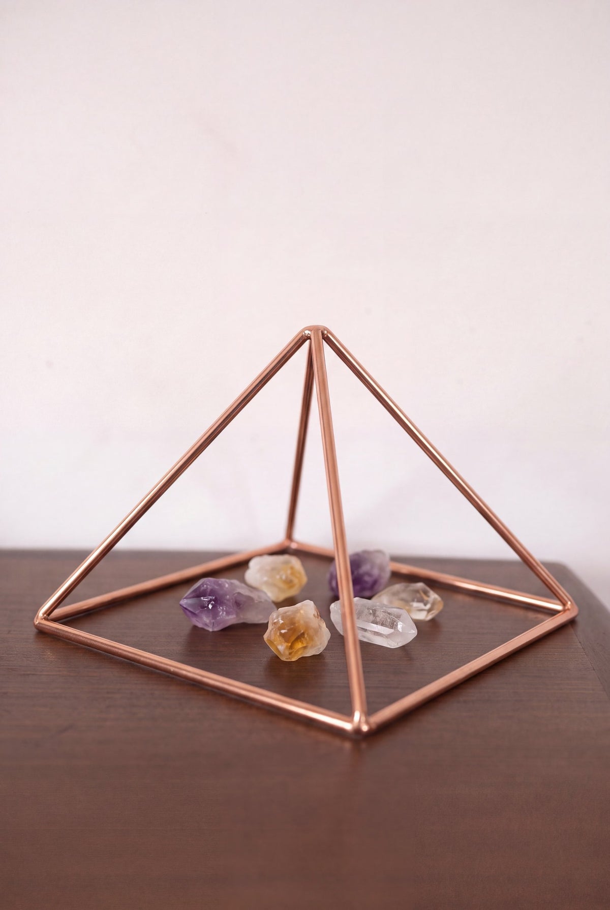 Pyramide énergisante en cuivre lisse Kopero Petite (14,56 cm) au-dessus d'améthyste et de citrine