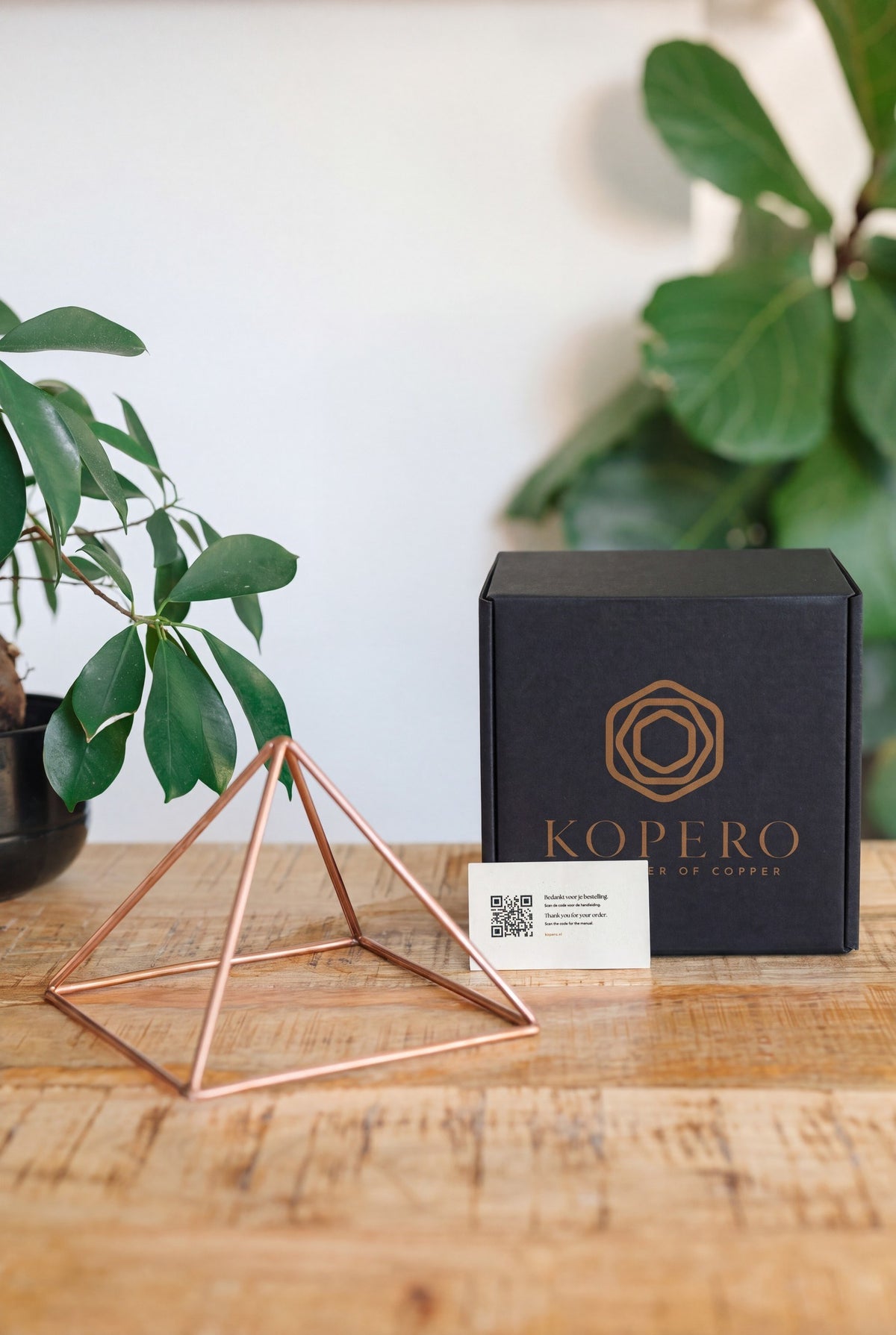 Kopero Pyramide énergisante en cuivre lisse Petite (14,56 cm), avec la boîte Kopero noire et la carte de remerciement