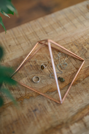 Kopero Pyramide énergisante en cuivre lisse Petite (14,56 cm), avec des bijoux dessous sur une planche en bois
